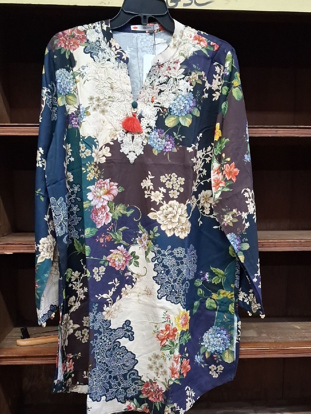 NWT Womens Khaadi Floral Embroidered Kurta in Navy & Cream